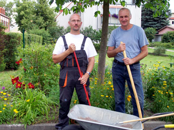 Unsere Hausmeister Herr Wichmann (links) und Herr Frederich (rechts). Unsere Hausmeister Herr Wichmann (links) und Herr Frederich (rechts).